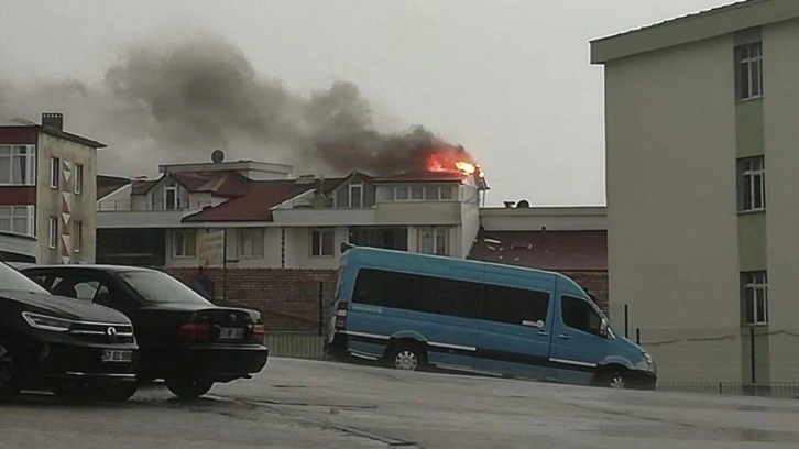 Sinop'ta bir eve yıldırım isabet etti