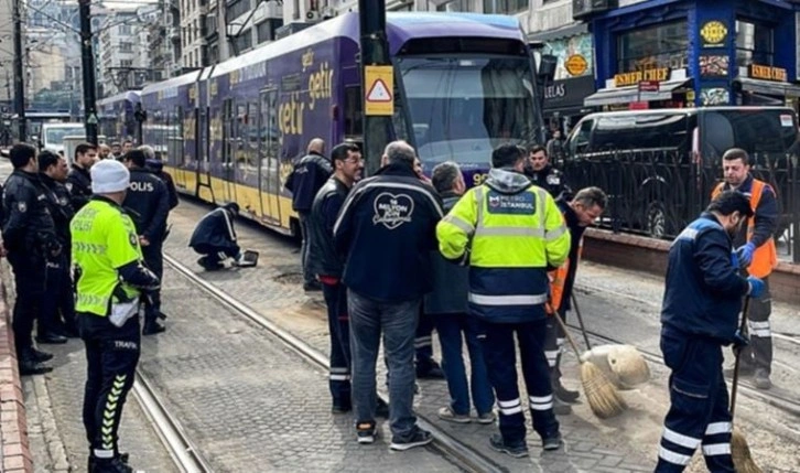 Sirkeci'de tramvay raydan çıktı