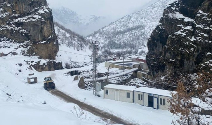 Şırnak'ta 15 yerleşim yeri yolu 'kardan' kapandı