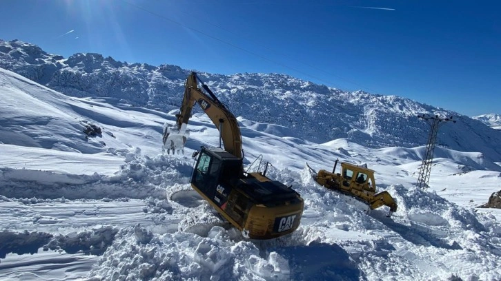 Şırnak'ta kar kalınlığı 2 metreyi aşınca dozer ve ekskavatör devreye girdi