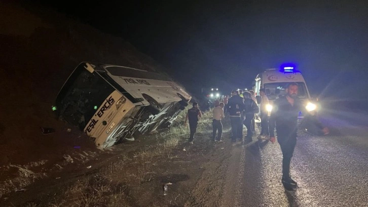 Sivas-Erzincan sınırında yolcu otobüsü devrildi: Çok sayıda yaralı var