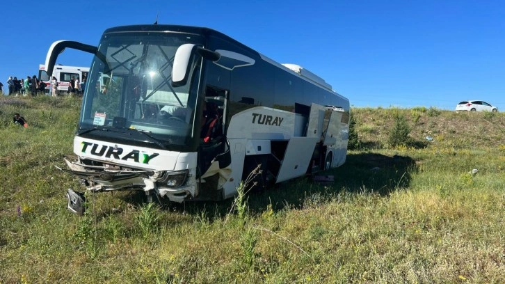 Sivas'ta şarampole inen yolcu otobüsünde 8 kişi yaralandı