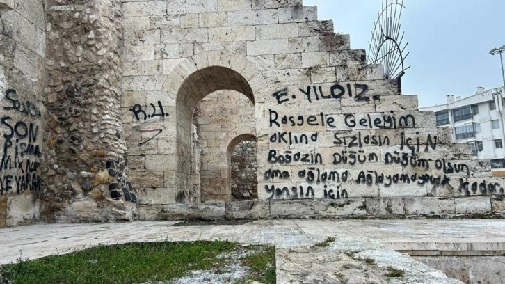 Sivas'ın sembol mekanı Çifte Minareli Medrese'yi spreyle boyadılar!