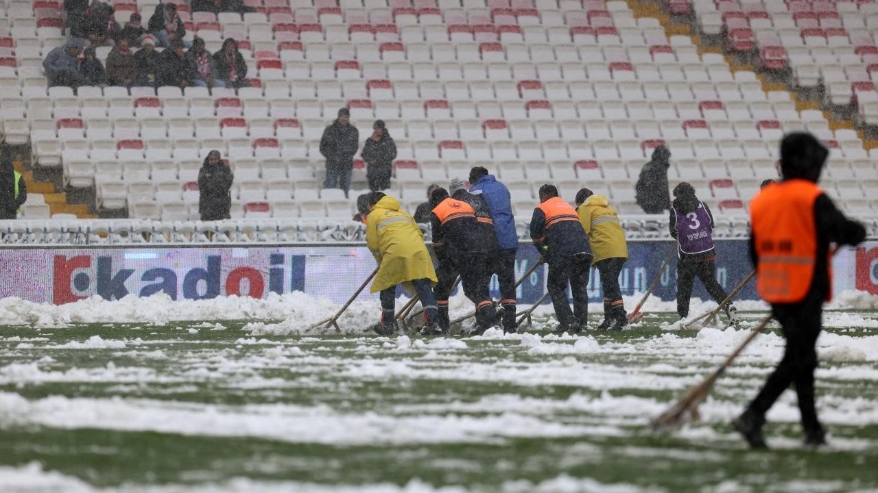 Sivasspor-Kasımpaşa maçı yoğun kar yağışı sebebiyle geç başladı!