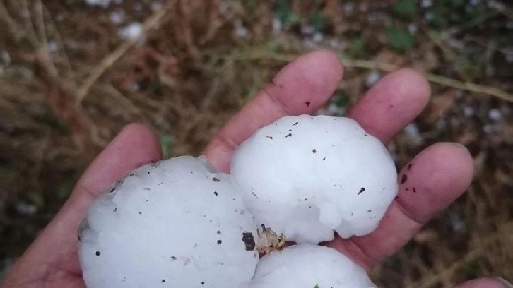 Sivas'ta ceviz büyüklüğünde dolu yağdı!