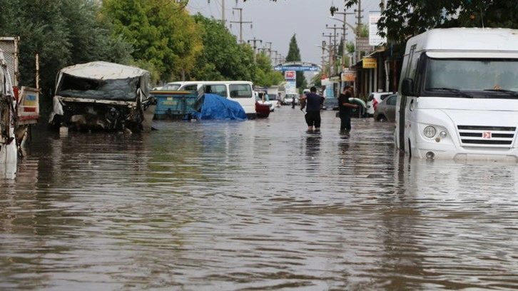 Siverek’te sele kapılan otomobil kepçe yardımıyla kurtarıldı