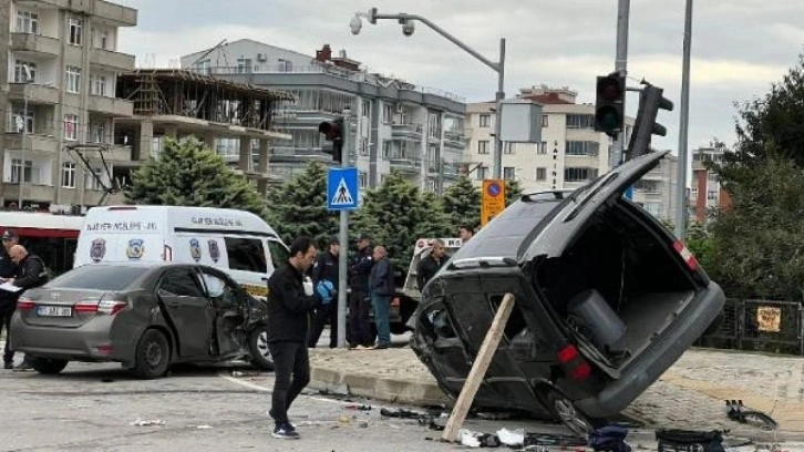 Sivil polis aracıyla hafif ticari araç çarpıştır; 2'si ağır, 4 yaralı