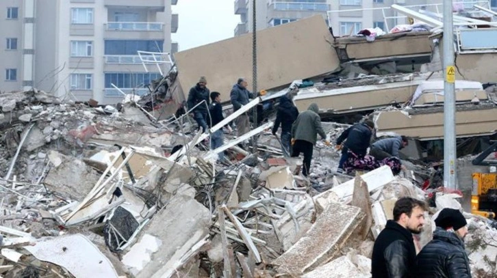 Son Dakika: 10 ilde yıkıma neden olan depremde hayatını kaybedenlerin sayısı 1651'e yükseldi