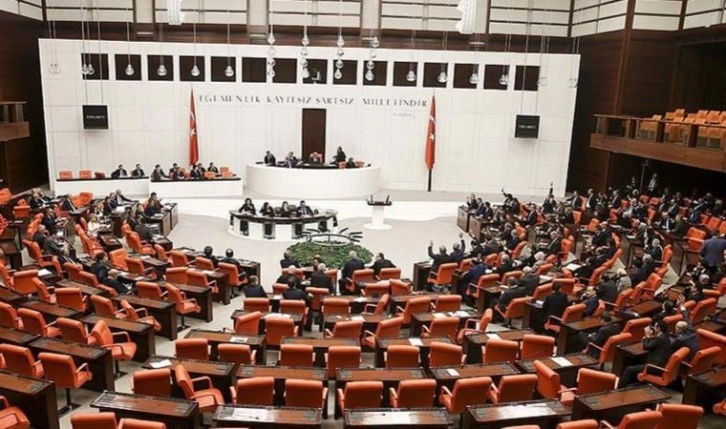 Son Dakika... Başörtüsüne yönelik Anayasa değişikliği teklifi MHP'ye sunuldu