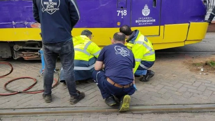 Son Dakika: Eminönü'nde raydan çıkan tramvay kaza yaptı!