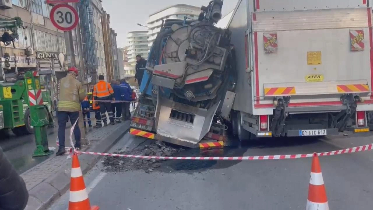 Son dakika: İstanbul'da yol çöktü!