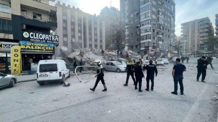 Son Dakika: Şanlıurfa'da depremde ağır hasar alan 7 katlı bina çöktü! Enkazdan ses alındı