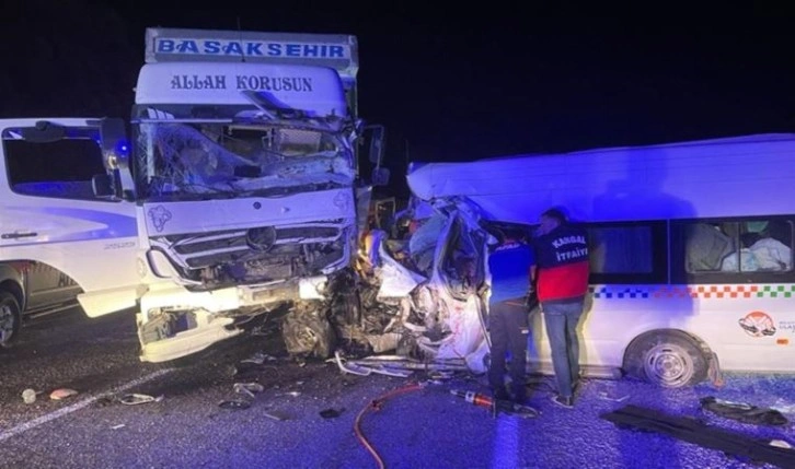 Son Dakika: Sivas-Malatya yolunda katliam gibi kaza: 8 ölü, 9 ağır yaralı