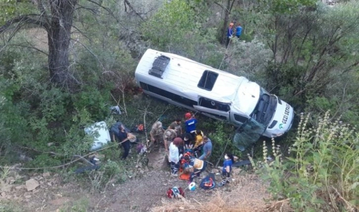 Son Dakika: Tunceli'de tur minibüsü şarampole uçtu: 3'ü ağır 19 yaralı