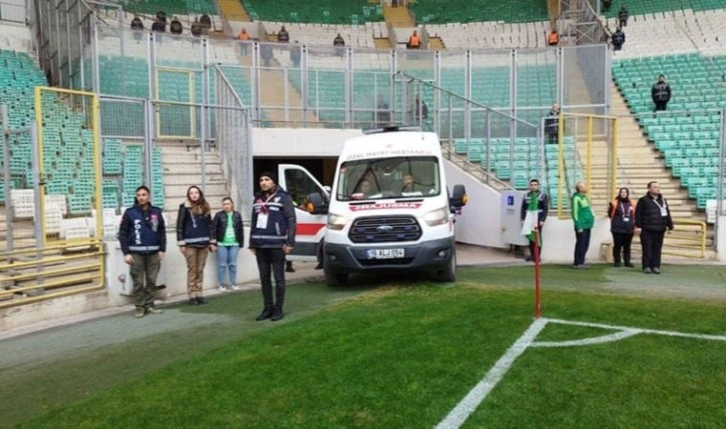 Stadyumdaki ses sistemi arızalanınca İstiklal Marşı ambulanstan seslendirildi