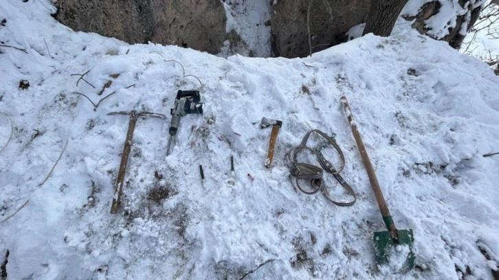 Suçüstü yakalandılar! Plastik boru içerisinde patlayıcı ele geçirildi