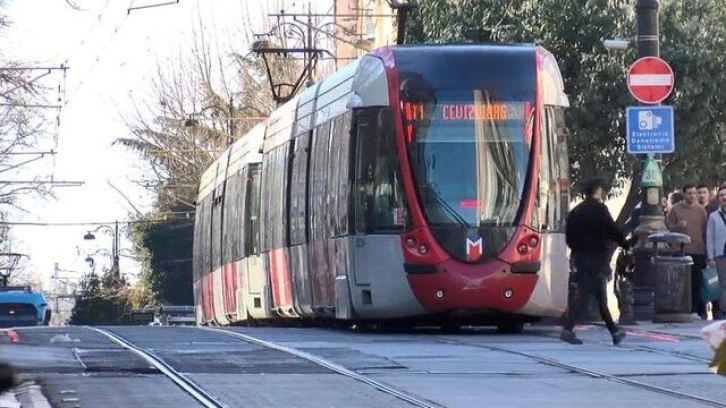 Sultanahmet'teki şüpheli çanta tramvay seferlerinde aksamaya neden oldu