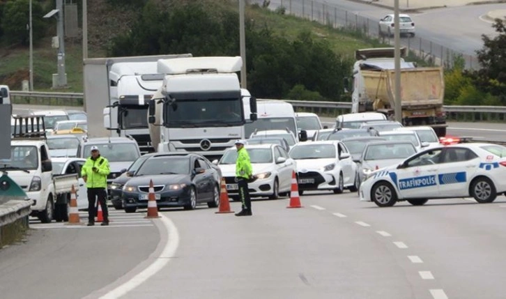 Sultanbeyli'de yola beton harcı döküldü, TEM Otoyolu trafiğe kapandı