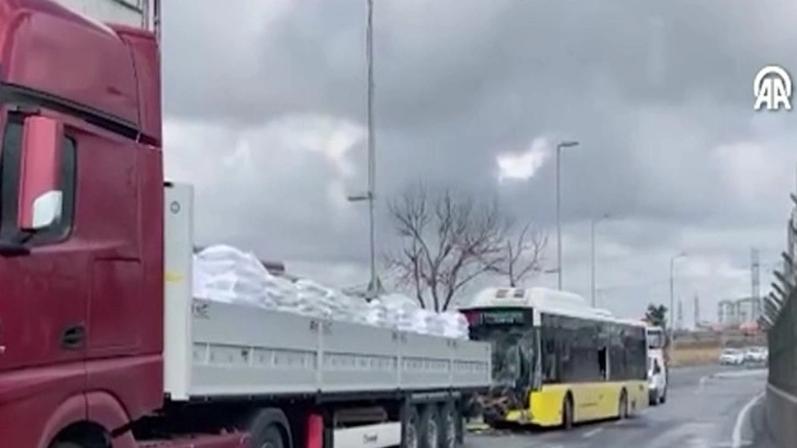 Sultangazi'de İETT otobüsü ile tır çapıştı! Yaralılar var