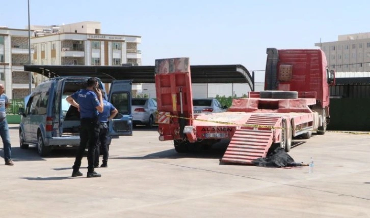 Suriyeli işçi, arızasını gidermek istediği TIR'ın yükleme rampasının altında kalıp öldü