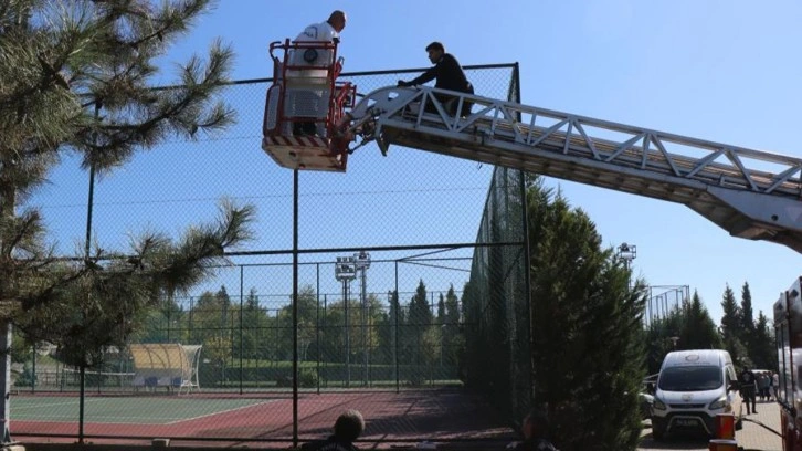 Suriyeli öğrenci tenis kortunun direğinde asılı halde bulundu!