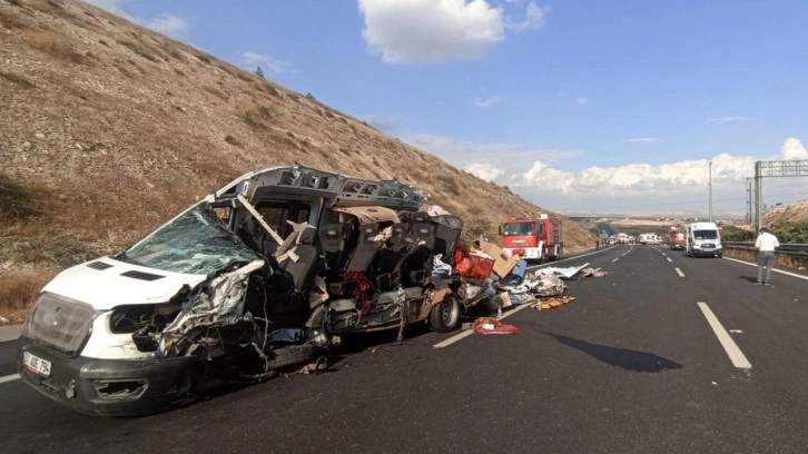 TAG Otoyolu'nda feci kaza: 5 ölü, 17 yaralı