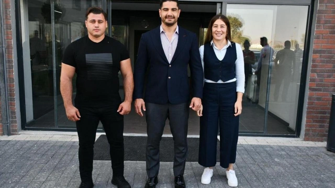 Taha Akgül, Rıza Kayaalp ve Yasemin Adar'le omuz omuza!