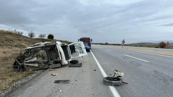 Takla atan kamyonetin sürücüsü kaldırıldığı hastanede yaşamını yitirdi