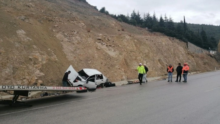 Takla atan otomobilde sürücü burnu bile kanamadan kurtuldu