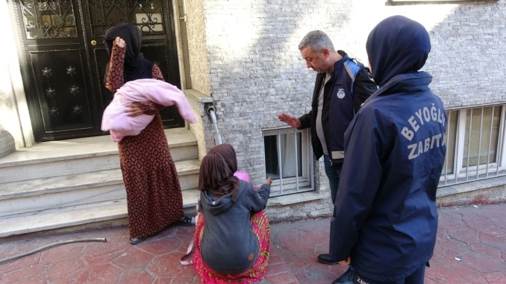 Taksim Camii önü dilenci durağı oldu, dilenciler gözaltına alındı