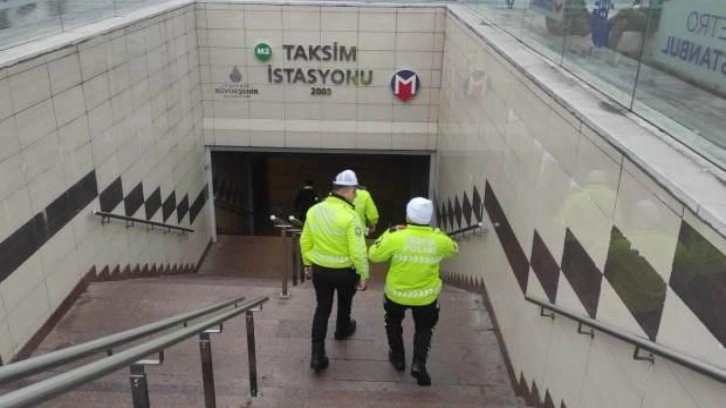 Taksim metrosunda yolcu raylara düştü, seferler durdu