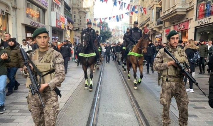 Taksim'de atlı polisler yılbaşı öncesi 'devriye' gezdi