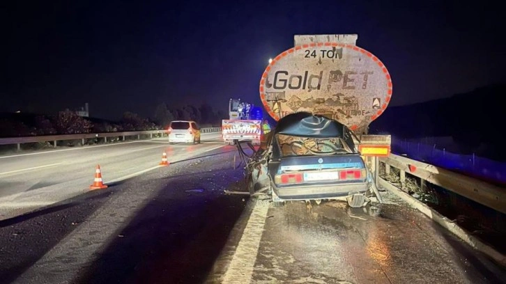 Tankere arkadan çarpan otomobil kağıt gibi ezildi: 3 ölü