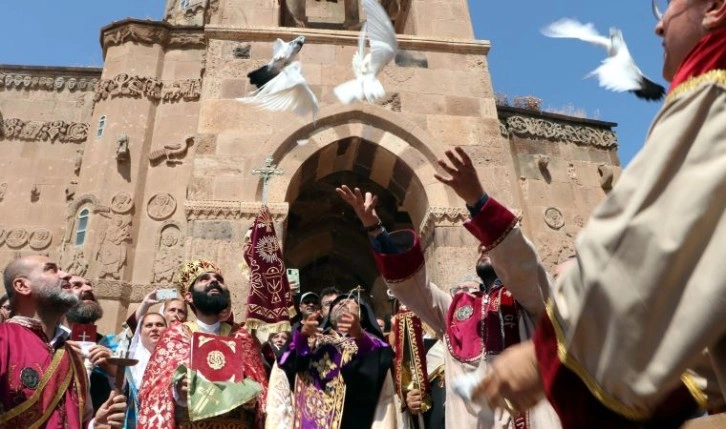 Tarihi Akdamar Kilisesi'nde 10'uncu ayin