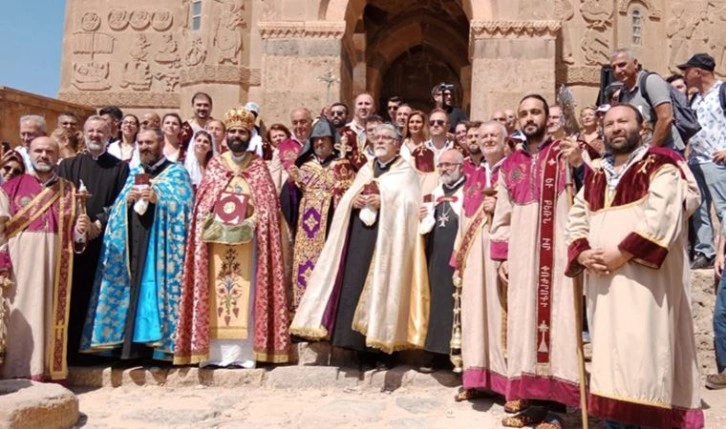 Tarihi Akdamar Kilisesi'ndeki ayine gelenlerden ayakbastı ve ulaşım parası alındı