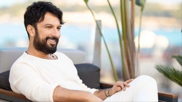 Tarkan, eşini öptüğü fotoğrafı paylaşarak Dünya Öpücük Günü'nü kutladı