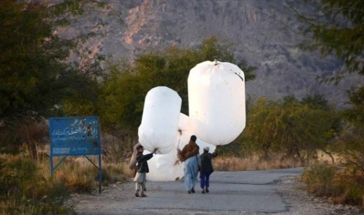 Tarladan eve poşetle doğal gaz taşıyorlar