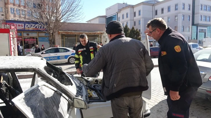 Tavşanlı'da park halindeki otomobil alev aldı