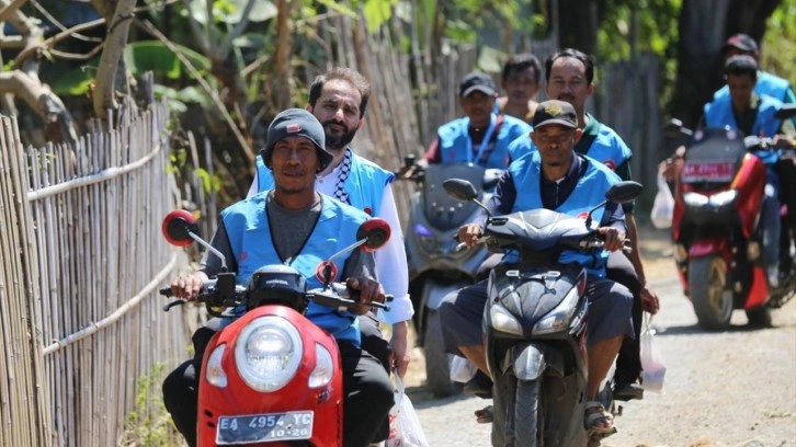 TDV, Endonezya'nın fakir köylerine kurbanlıkları motosikletlerle ulaştırıyor
