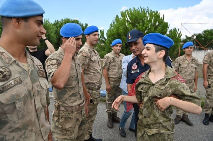 Tek hayali asker olmaktı! Kamuflajı giyip birliğe teslim olan Fehmi muradına erdi