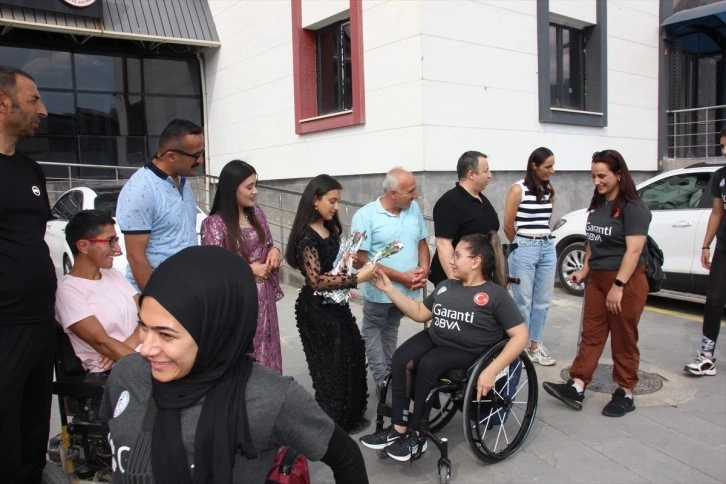 Tekerlekli Sandalye Basketbol A Milli Kadın Takımı Hakkari'ye çiçeklerle karşılandı