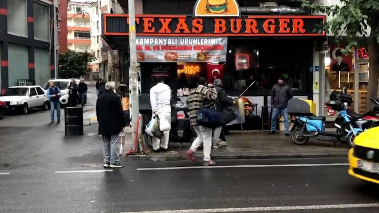 Tekirdağ’da sokak ortasında kavga! Bastonla dövdü…