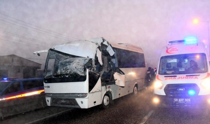 Tekirdağ'da işçi servisi TIR'a çarptı:  Çok sayıda yaralı