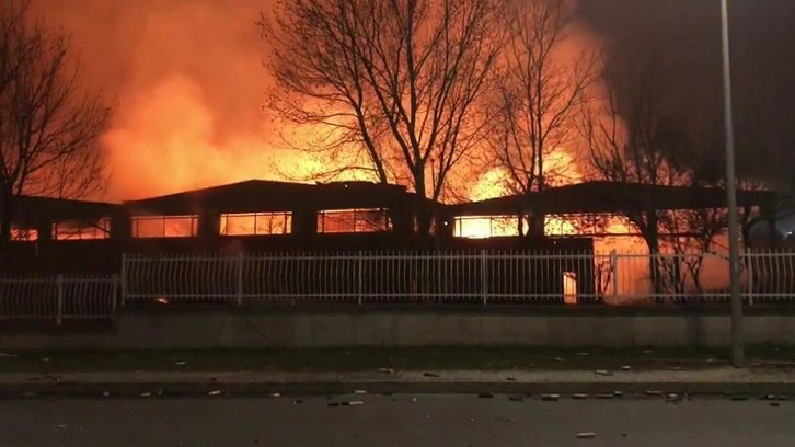 Tekirdağ'da parfüm fabrikası yanıyor! Parfüm şişeleri yangın bombası gibi patlıyor