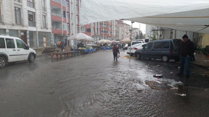 Tekirdağ'da şiddetli yağış: Sokaklar adeta dereye döndü