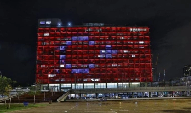 Tel Aviv Belediyesi binasında Türk bayrağı