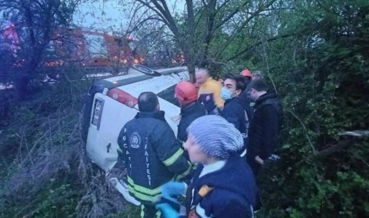 TEM'de feci kaza! Bayram tatili için yola çıkan devrildi: 13 yaralı