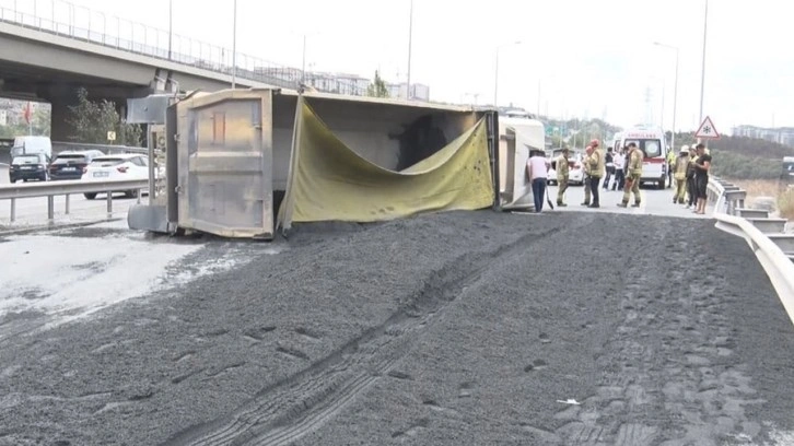 TEM'de korkunç kaza! Hafriyat kamyonu devrildİ yol trafiğe kapandı