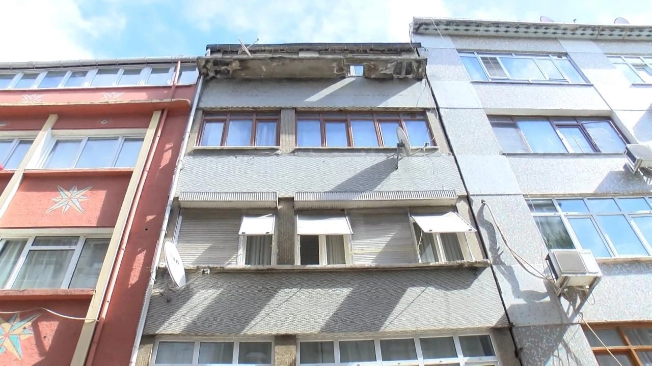 Temel kazısında korkunç olay! Apartmanın duvarı yıkıldı, diğer bina yan yattı