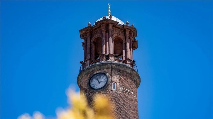 Tepsi minarenin saati Erzurumlulara 143 yıldır zamanı gösteriyor